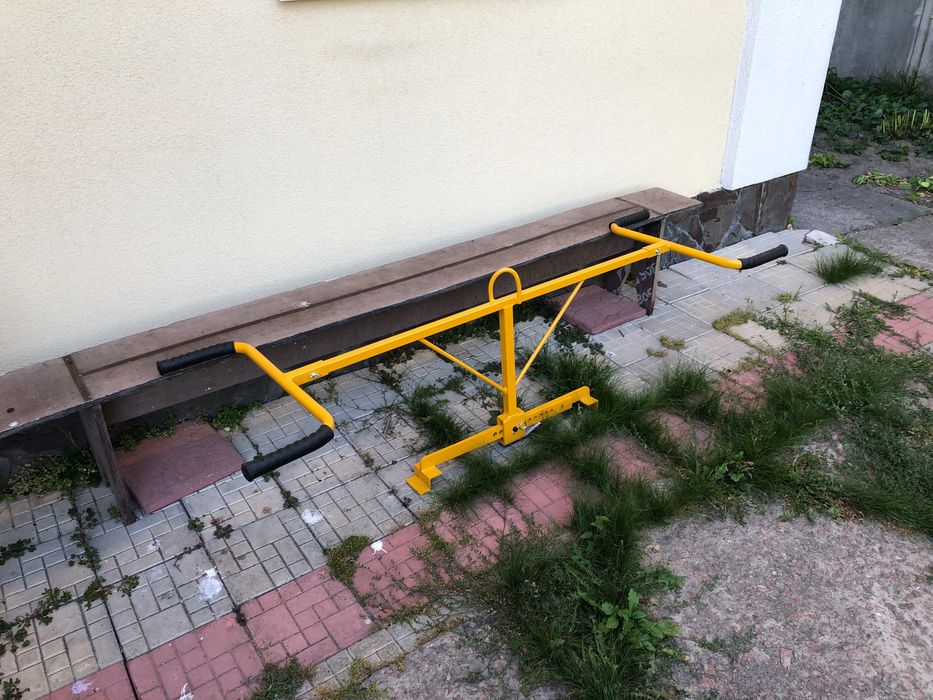 Продольний захват для встановлення бордюрів, плит