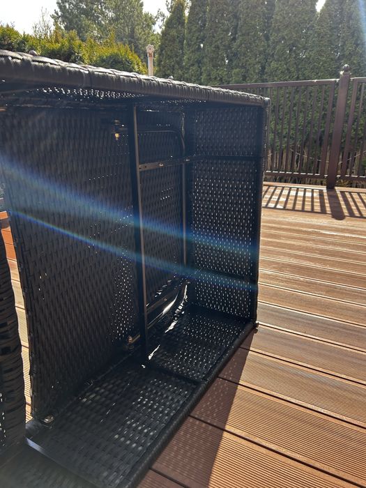 Czarny leżak ogrodowy