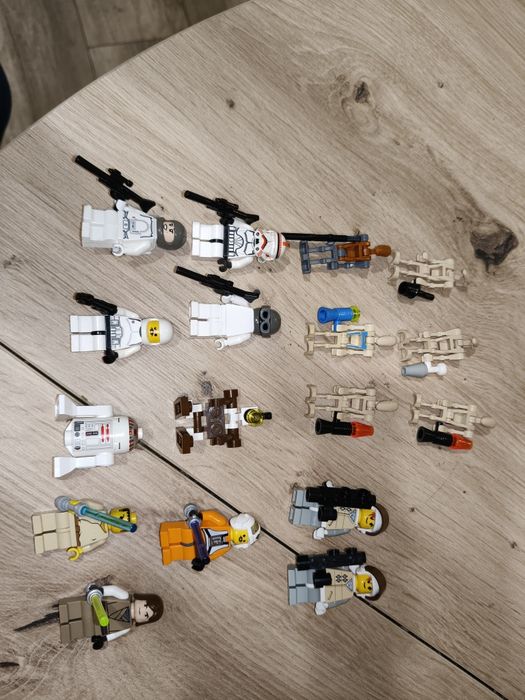 Zestaw 17 różnych figurek postaci LEGO star wars