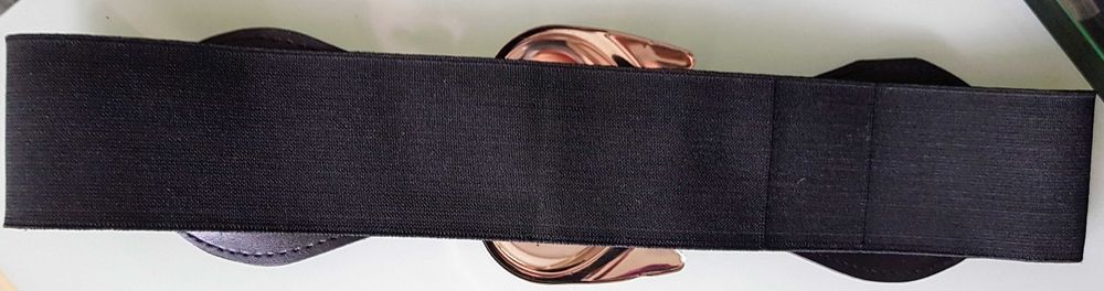 Czarny pasek na gumce ze srebrną klamrą