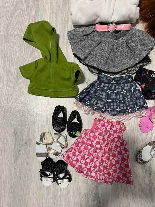 Lalka mówiąca z ubrankami.