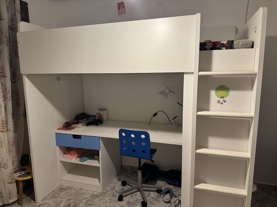 Cama com roupeiro e secretaria