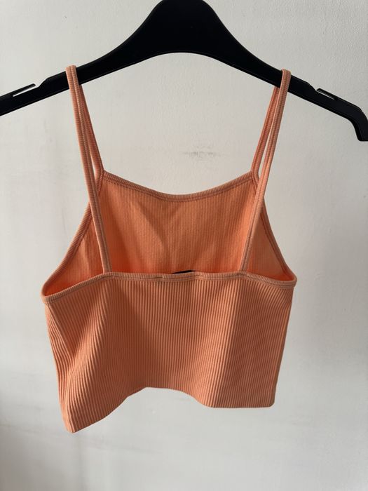 Prążkowany krótki crop top w prążki prążek elastyczny na ramiączkach