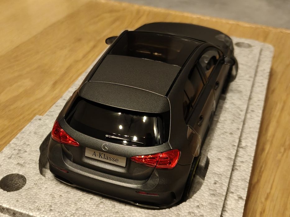 MODEL 1:18  Mercedes-Benz A-KLASA W177, nowy wersja Dealer Norev