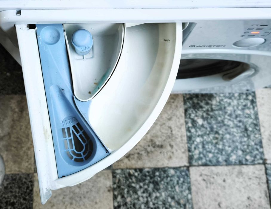 Máquina de Lavar Secar Roupa Ariston encastrar ( entrega )