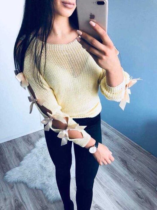 Żółty sweterek z kokardkami