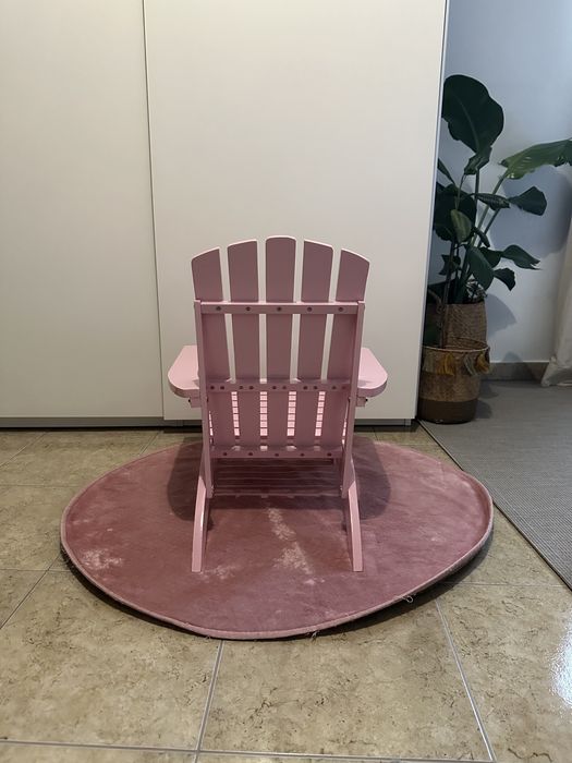 Cadeira rosa de madeira para criança