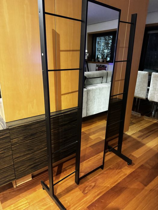 Espelho de pé com abas/chariots integrados