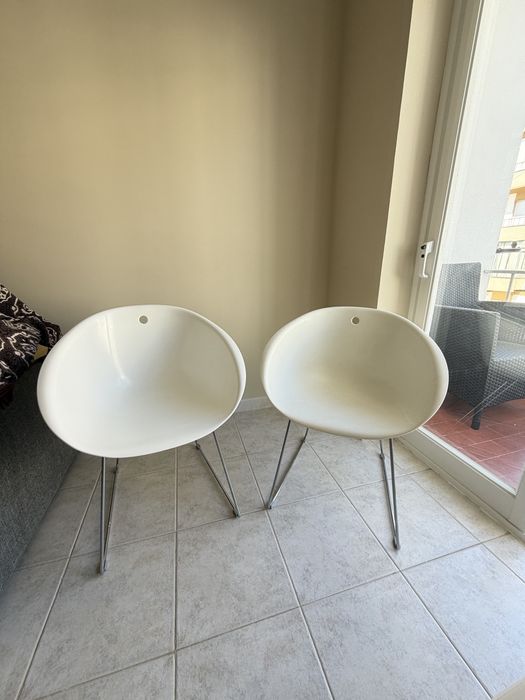 Mesa e conjunto de 4 cadeiras
