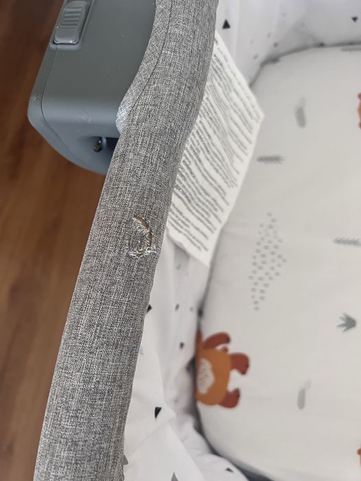 Przenośne, składane łóżeczko dla niemowlaka.