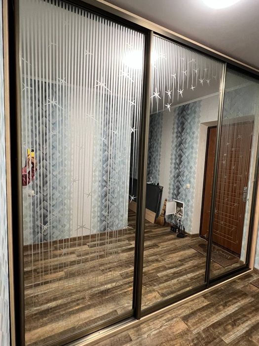 Стеклянные двери, дзеркальні двері