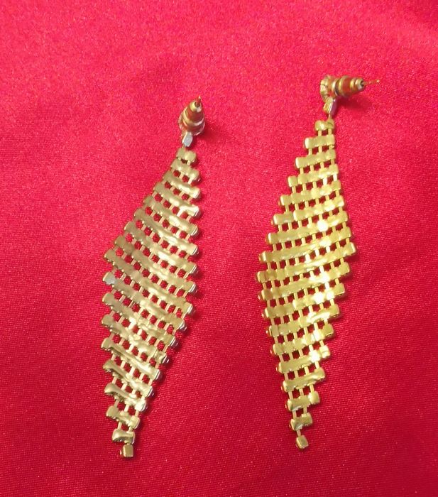 Kolczyki w kolorze złota.