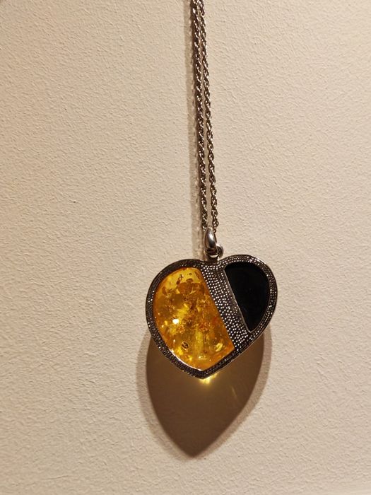Srebrny naszyjnik, zawieszka w kształcie serca z motywem bursztynu