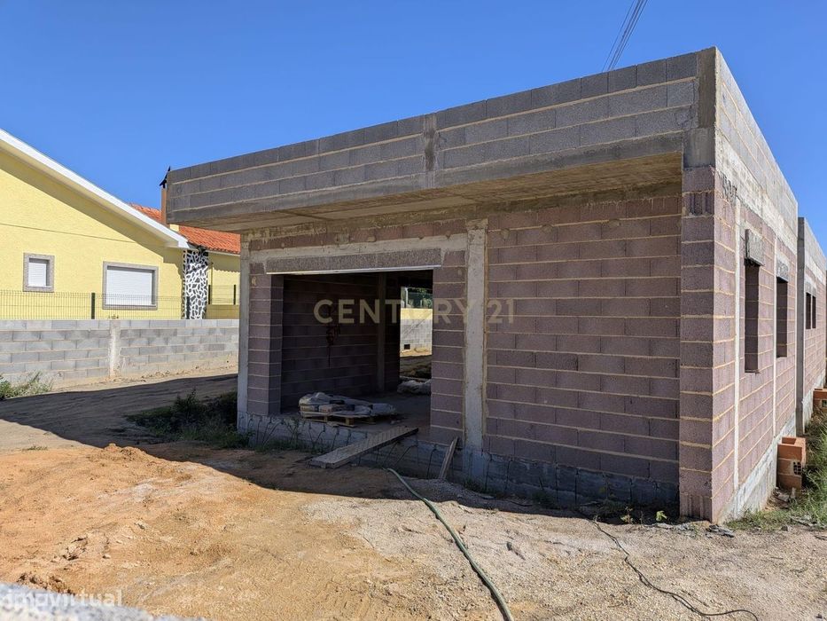 Moradia T2 Moderna em fase de construção com amplo terreno