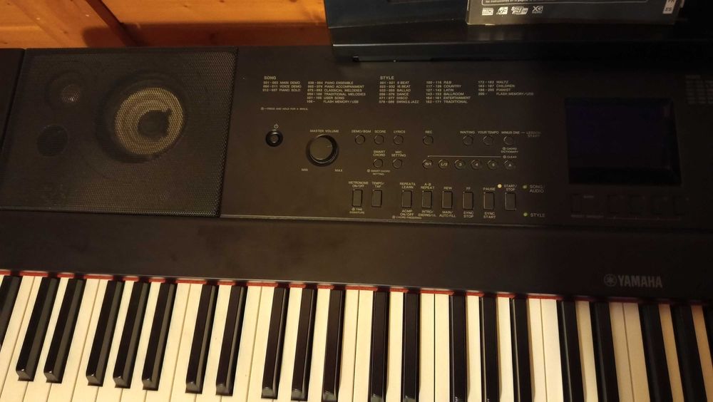 Piano . Yamaha  DGX 660