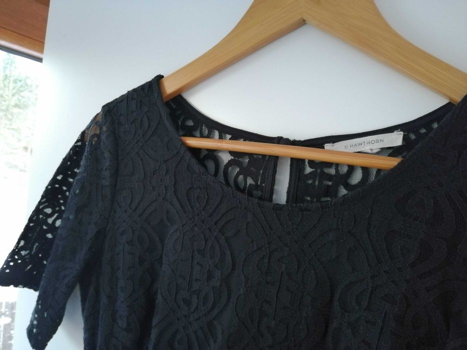 Elegancka sukienka z koronką