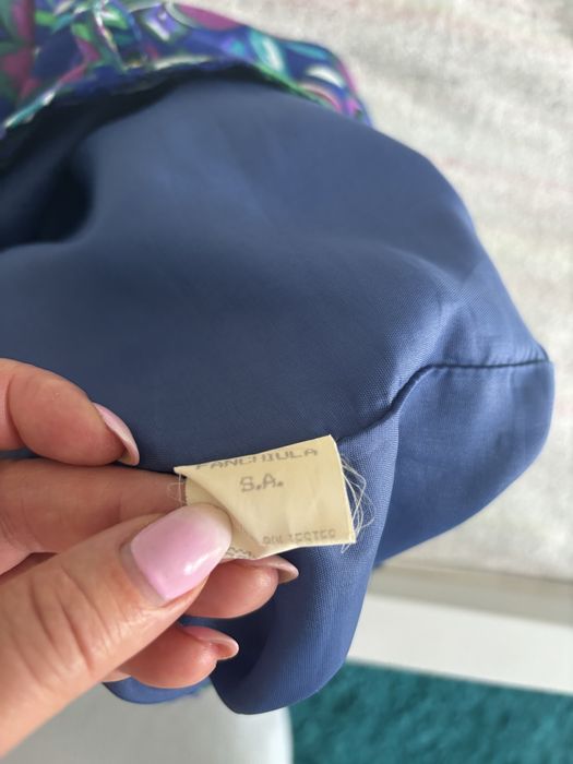 Krotka kwiecista spodnica mini