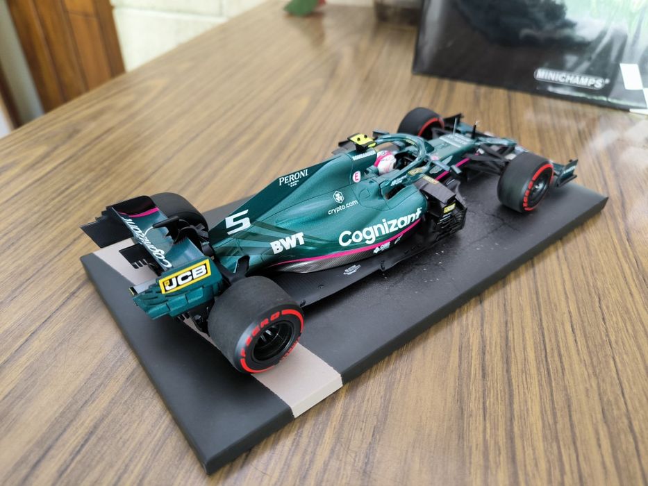 Aston Martin AMR21 F1 Vetell 2021 Minichamps 1/18