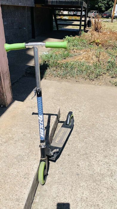 Продам самокат.алюмінієва рама.