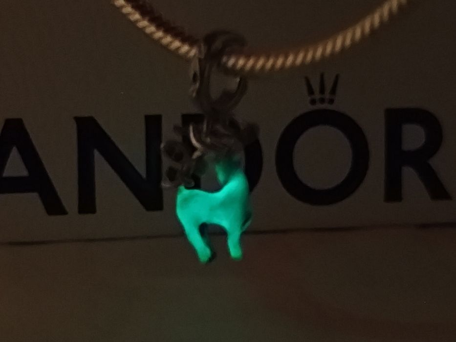 Pendente rena da Pandora brilha no escuro