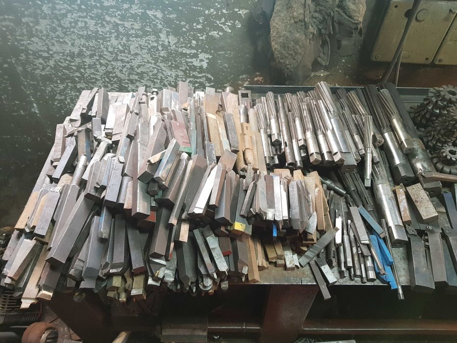 Narzędzia (wiertła, rozwiertaki, noże tokarskie, frezy)