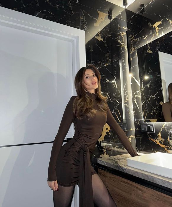 Шоколадна сукня з шлейфом