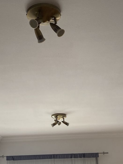 Projetores em tons de dourado escuro