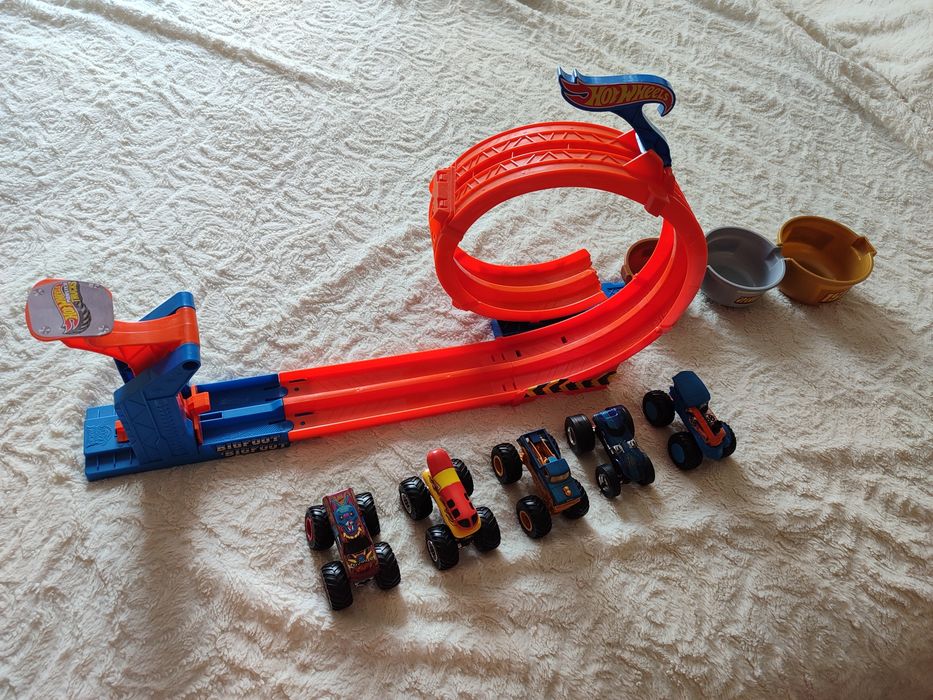 Траса Hot Wheels Monster Trucks Петлі та трюки + 5 монстр траков