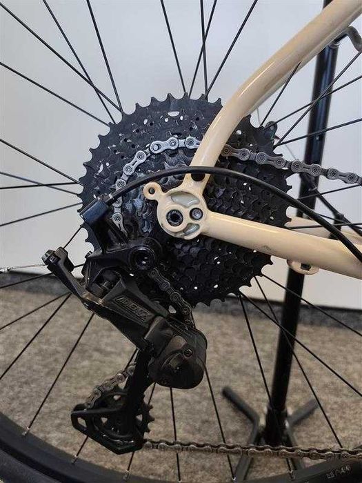 Rower gravelowy KROSS ESKER 4.0 Beżowy OUTLET