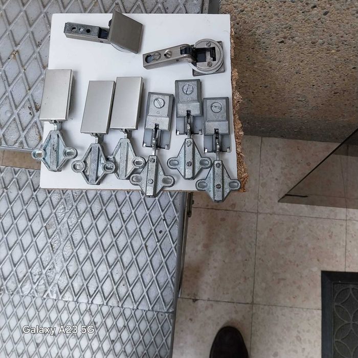 Dobradiças para portas de vidro de armário