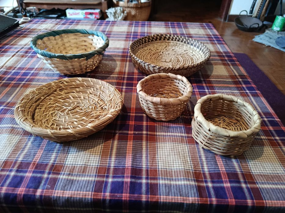 Cestos despeja bolsos pousa chaves base velas em palhinha vime materiais fibras naturais