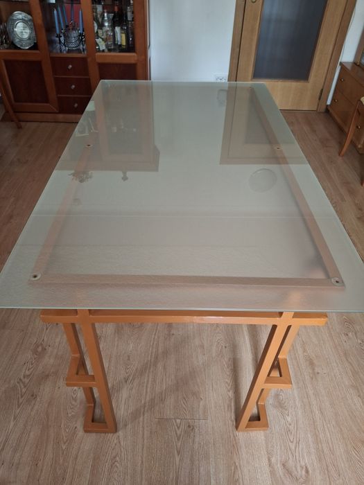 Mesa com tampo de vidro