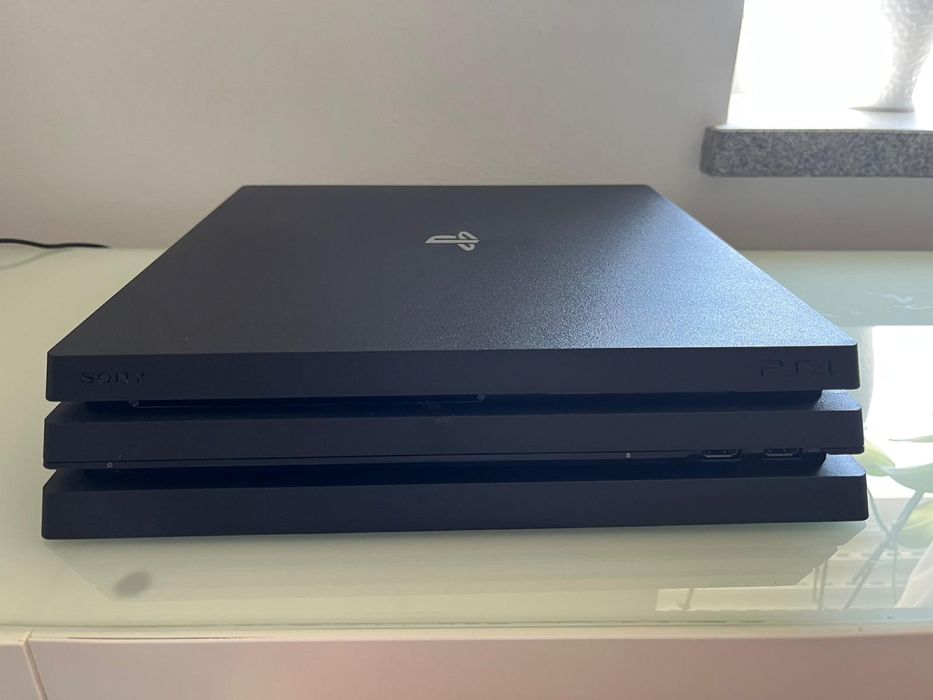 PlayStation 4 Pro 1 TB c/ 1 comando + 4 jogos
