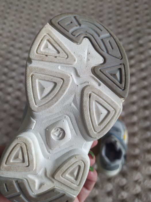 Кросівки дитячі у гарному стані