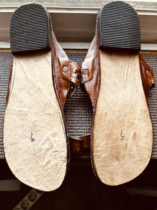 São dois pares de “chinelos”