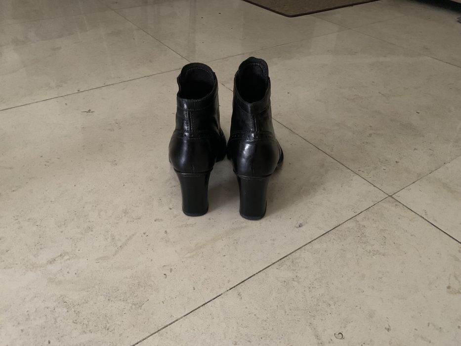 Botas / botins pretos de pele n 39 c/ salto médio