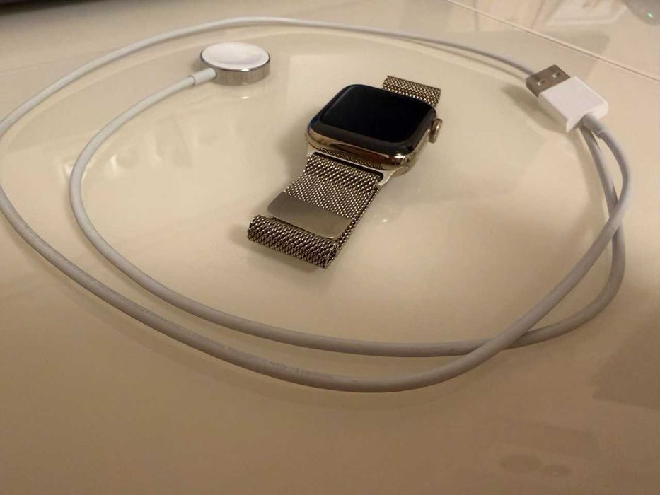 Apple Watch 6 40mm із золотим Milanese браслетом з нержавейки