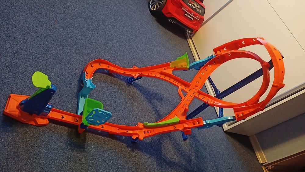 Tor hot wheels pionowy ósemka 8