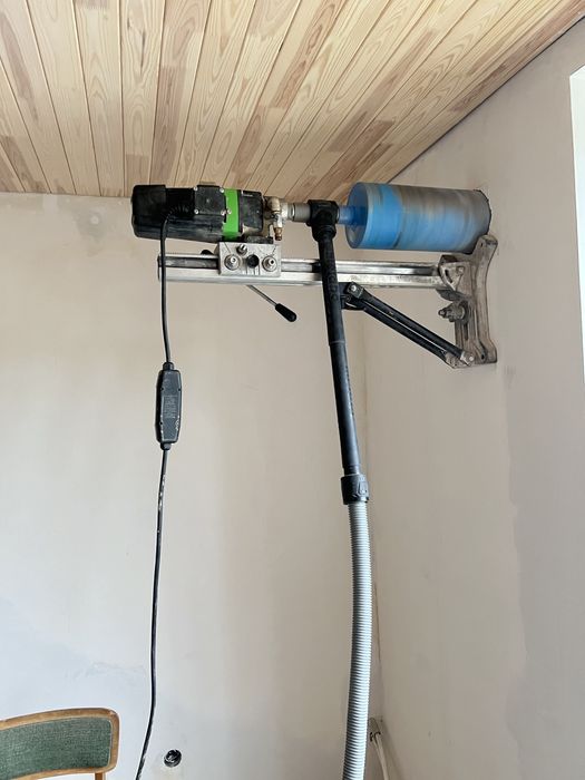 Отвір в бетоні. Алмазне буріння. Буріння бетону. Різка бетону