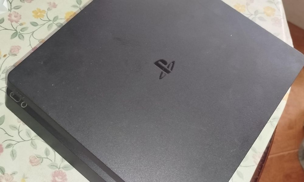 Playstation 4 slim com comando