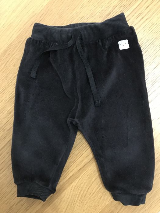 Czarny zestaw sportowy dla niemowlaka welurowy