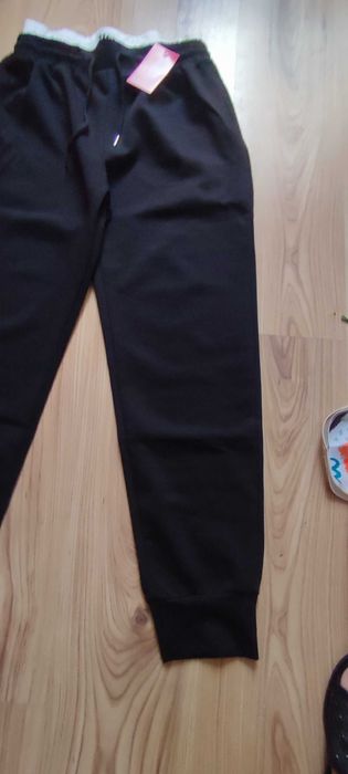 Nowe spodnie dresowe