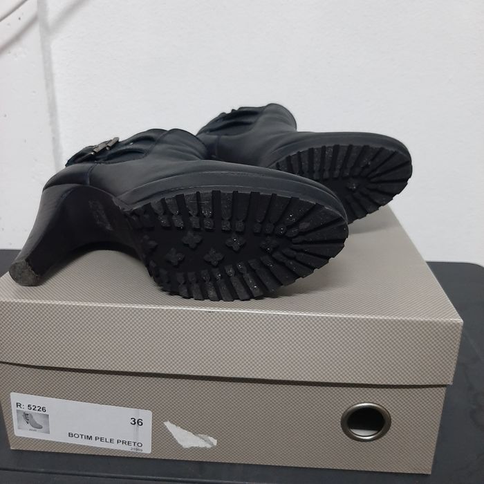 Botins pele preta n. 36 com pouco uso Daniela Lima