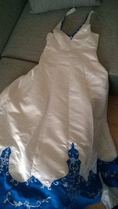 suknia ślubna z niebieskimi wstawkami