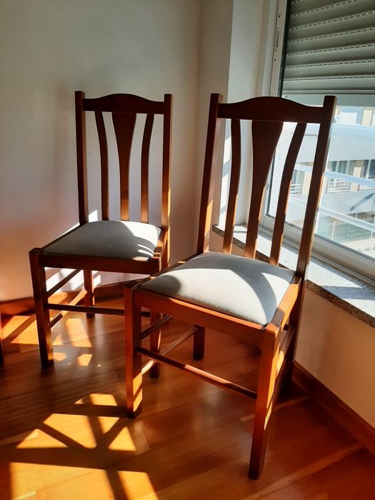 Cadeiras em madeira e tecido