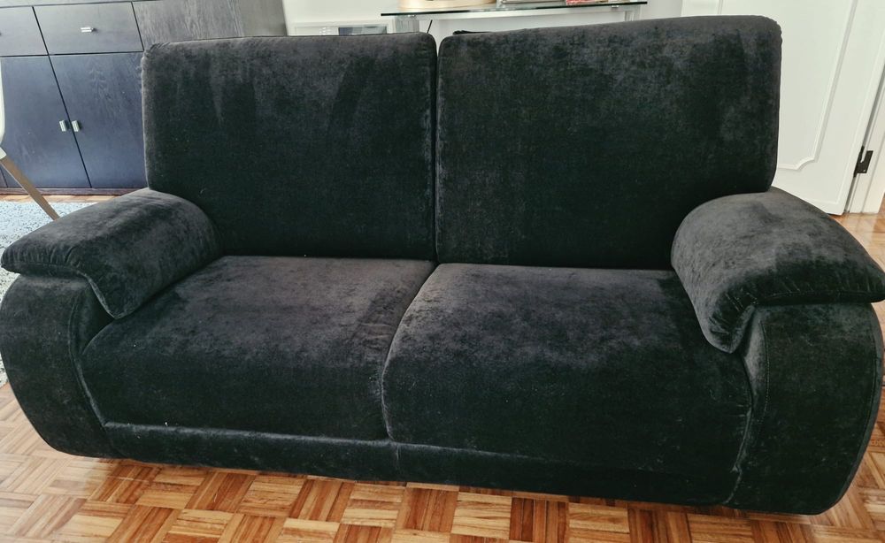 2 Sofás pretos pelo preço de 1