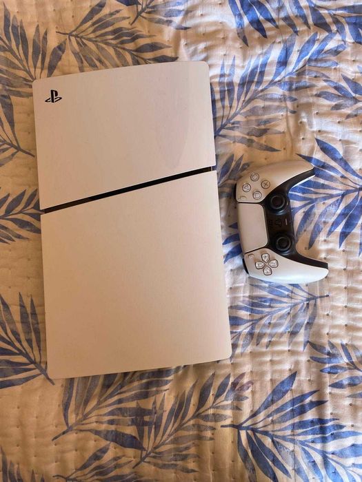 PS5 digital com 2 comandos com caixa e cabos e garantia de 2 anos.