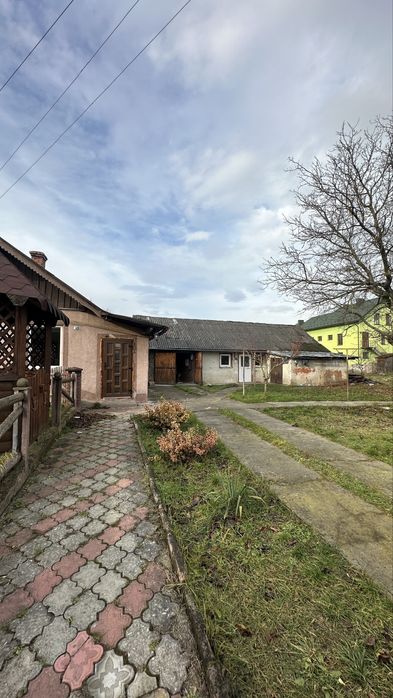 Продаж будинку, поруч з містом