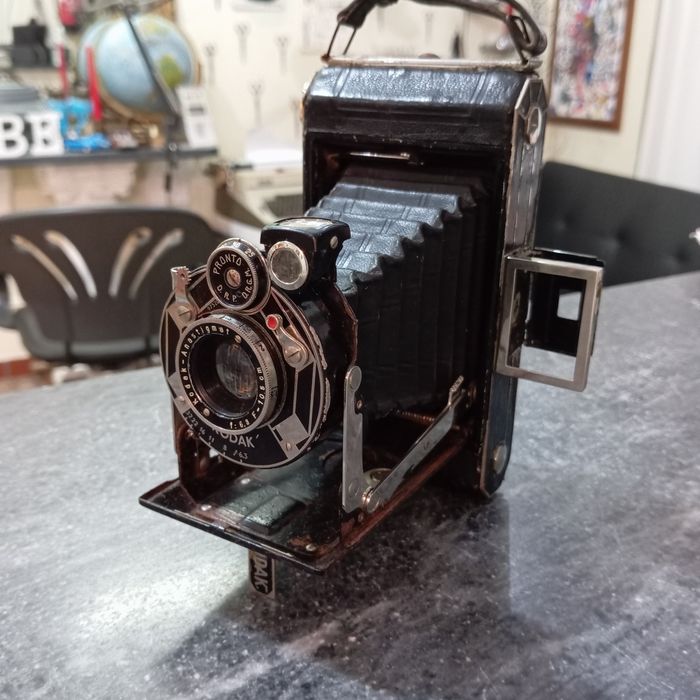 máquina fotográfica antiga de fole, identificada como uma Kodak Six-20