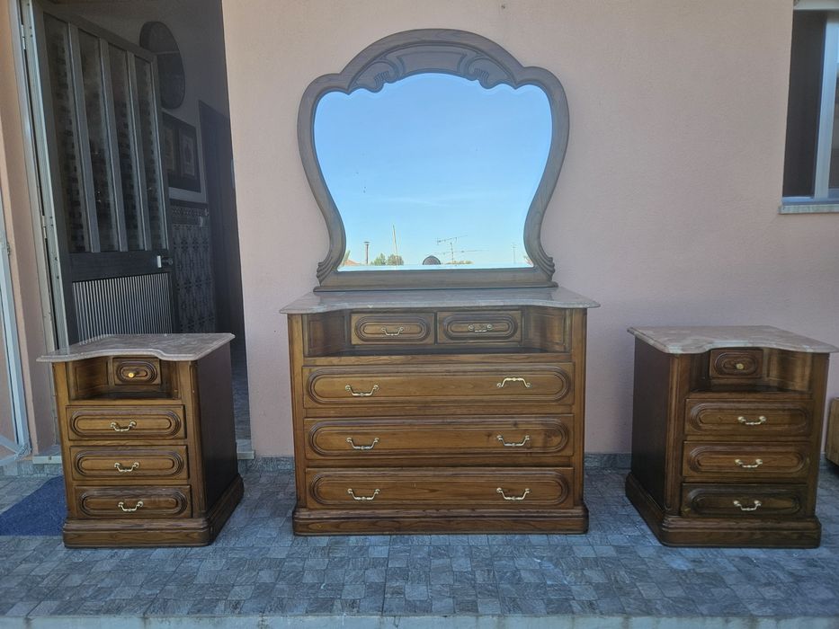 Mobília de Quarto em Madeira: Cômoda c/ Espelho e Mesinhas de Cabeceira